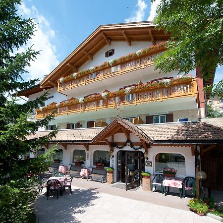 Hotel Cristallo Vigo di Fassa Esterno foto