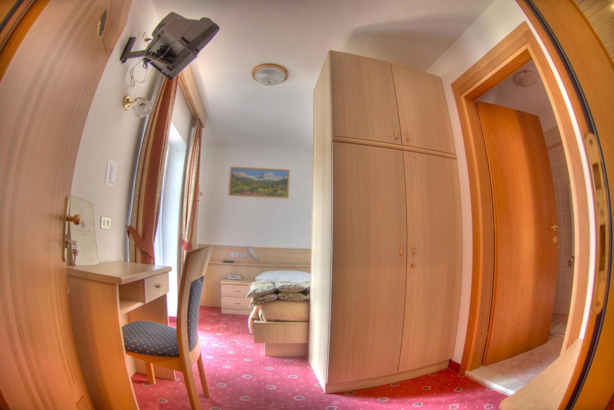 Hotel Cristallo Vigo di Fassa Esterno foto