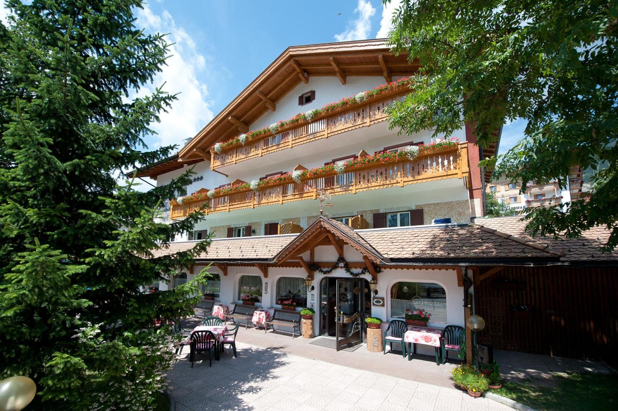 Hotel Cristallo Vigo di Fassa Esterno foto