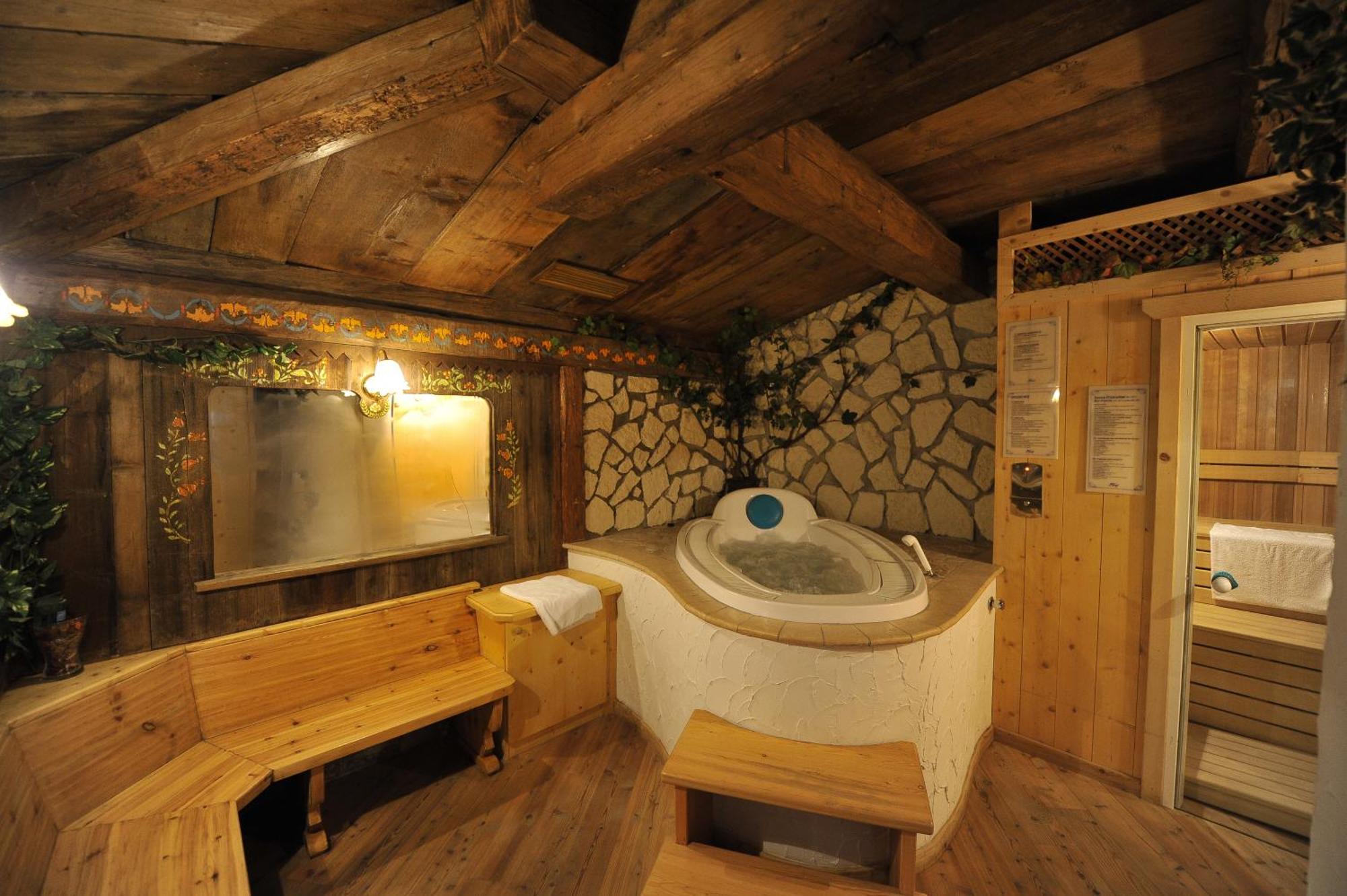 Hotel Cristallo Vigo di Fassa Esterno foto