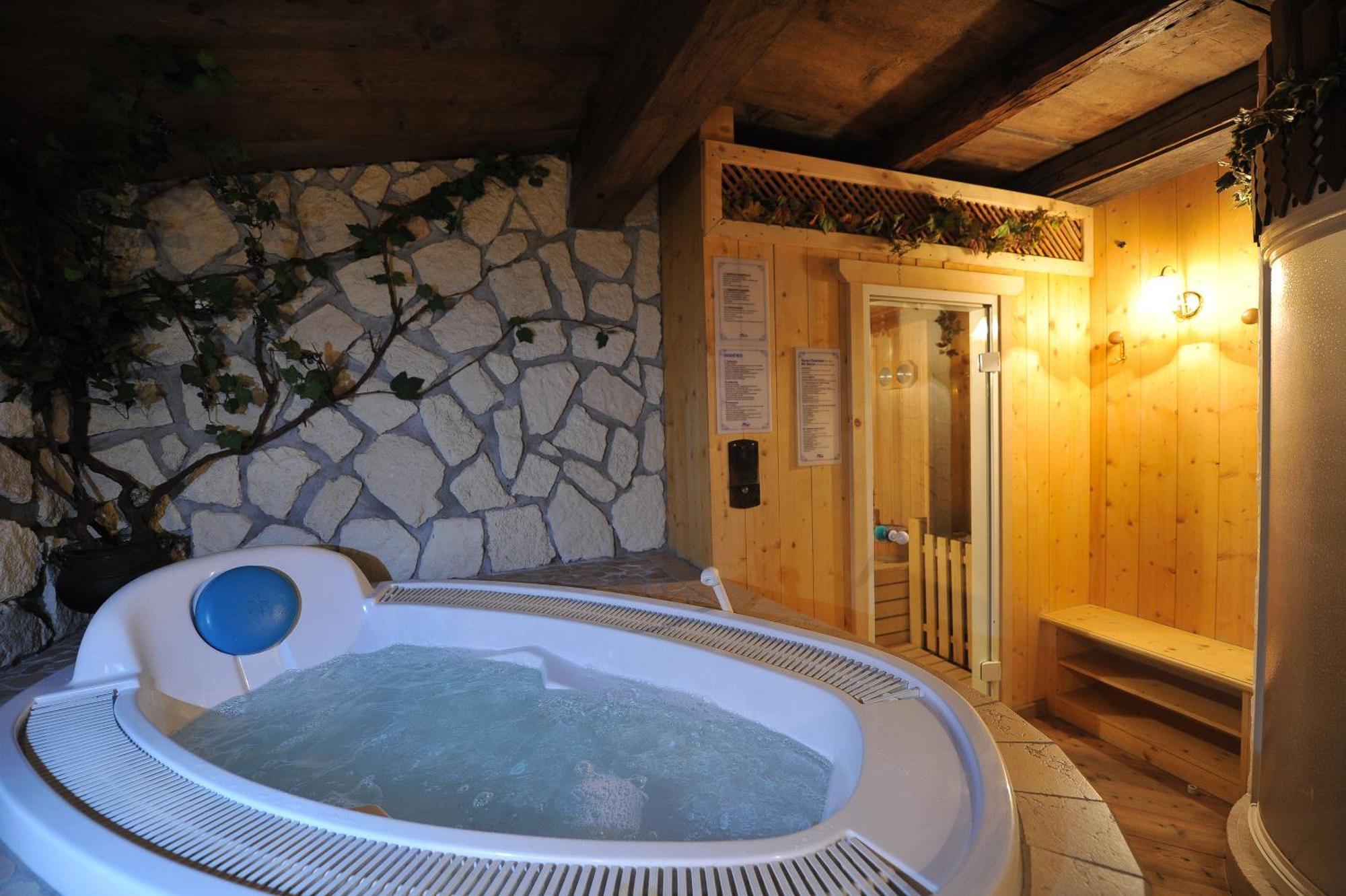 Hotel Cristallo Vigo di Fassa Esterno foto