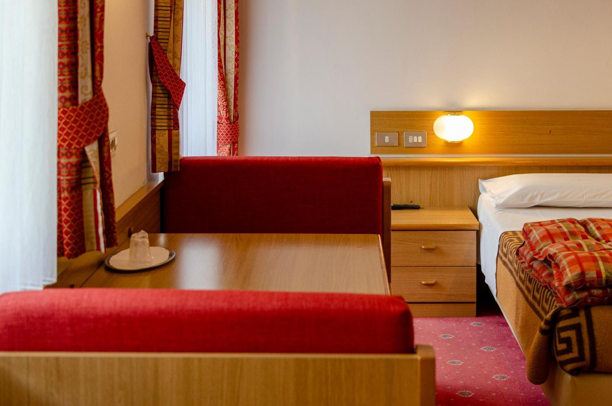 Hotel Cristallo Vigo di Fassa Esterno foto