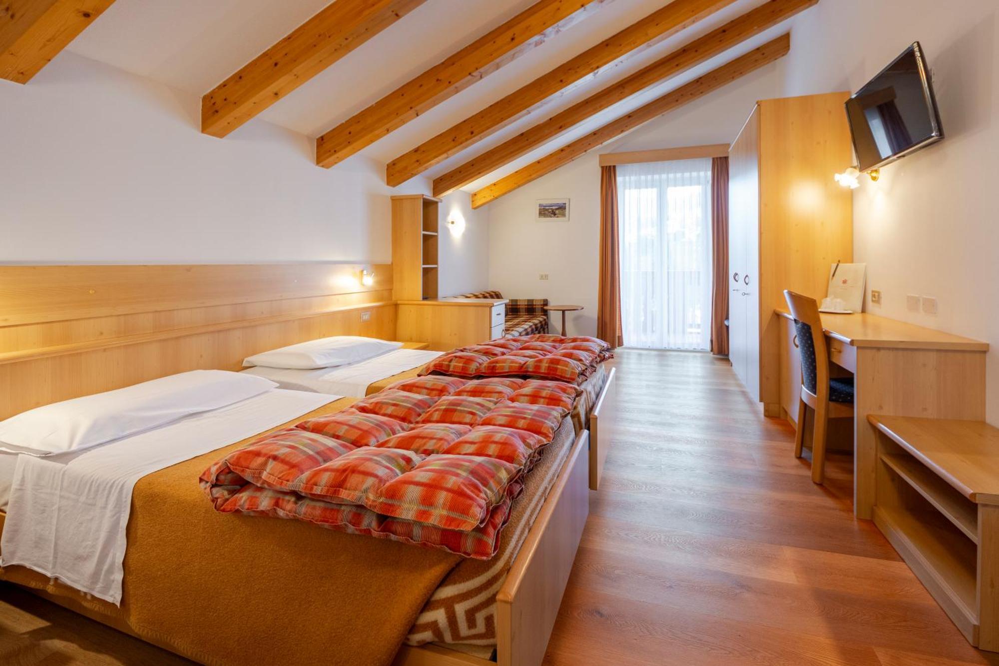 Hotel Cristallo Vigo di Fassa Esterno foto