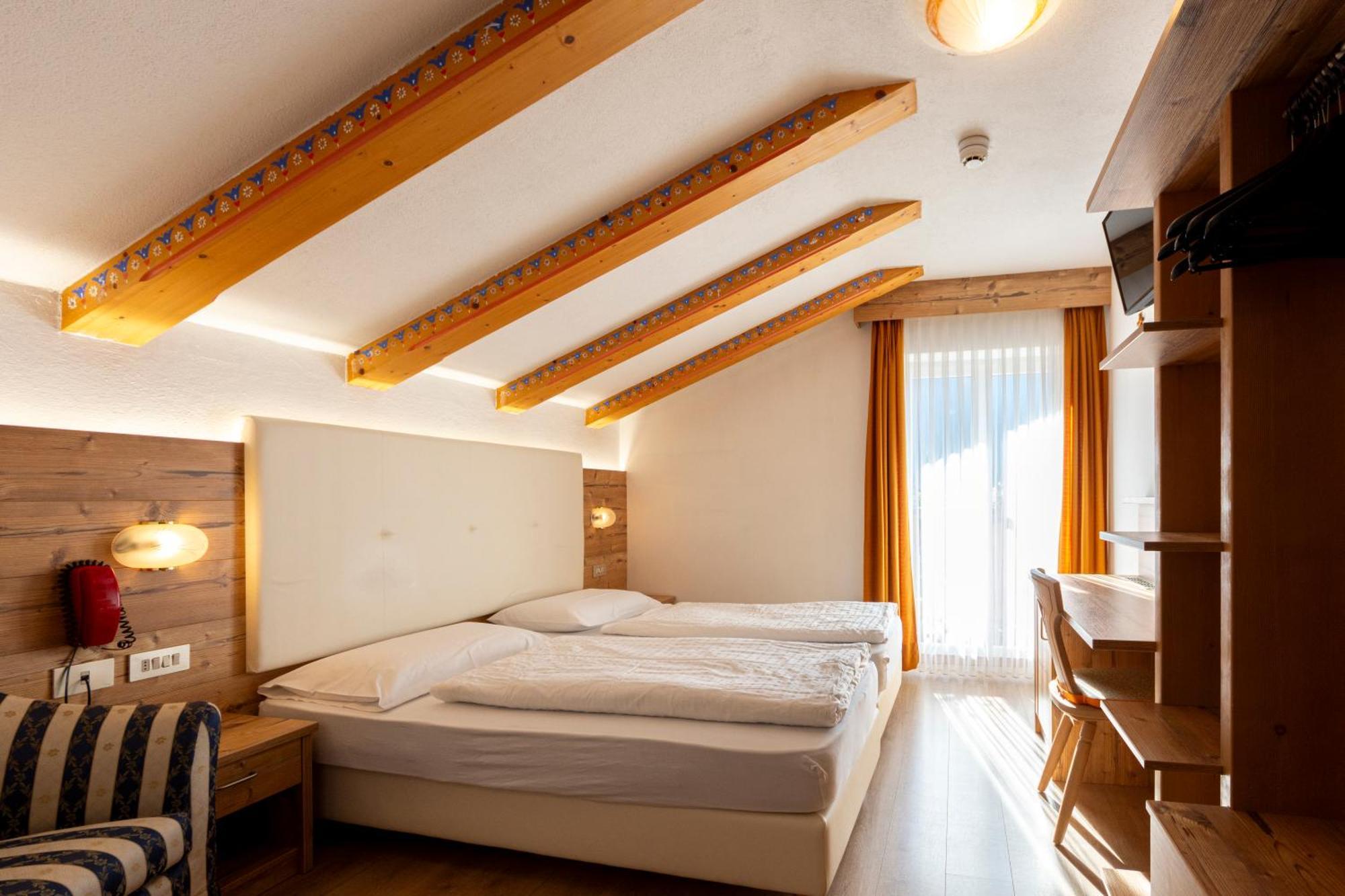 Hotel Cristallo Vigo di Fassa Esterno foto