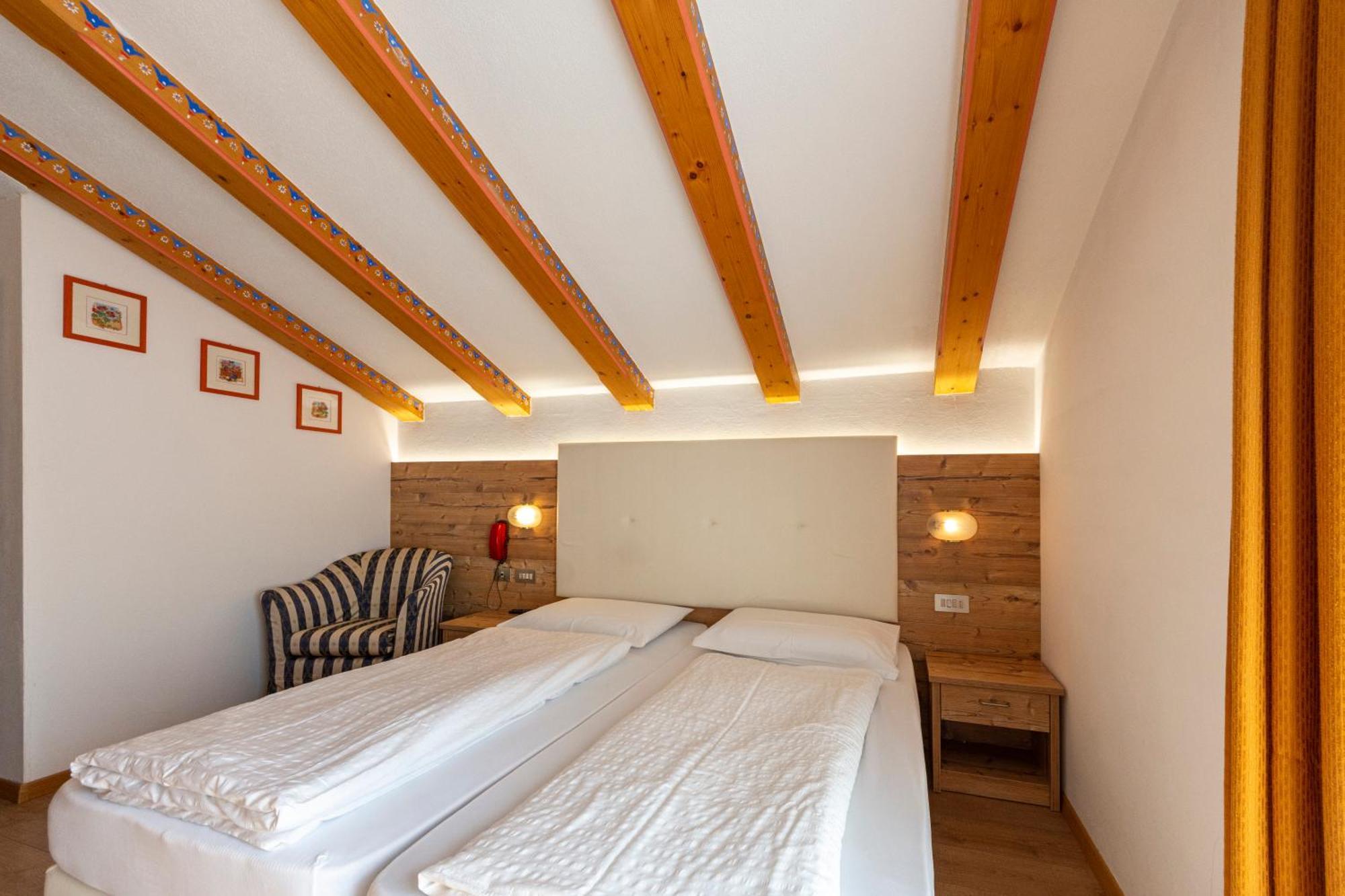 Hotel Cristallo Vigo di Fassa Esterno foto