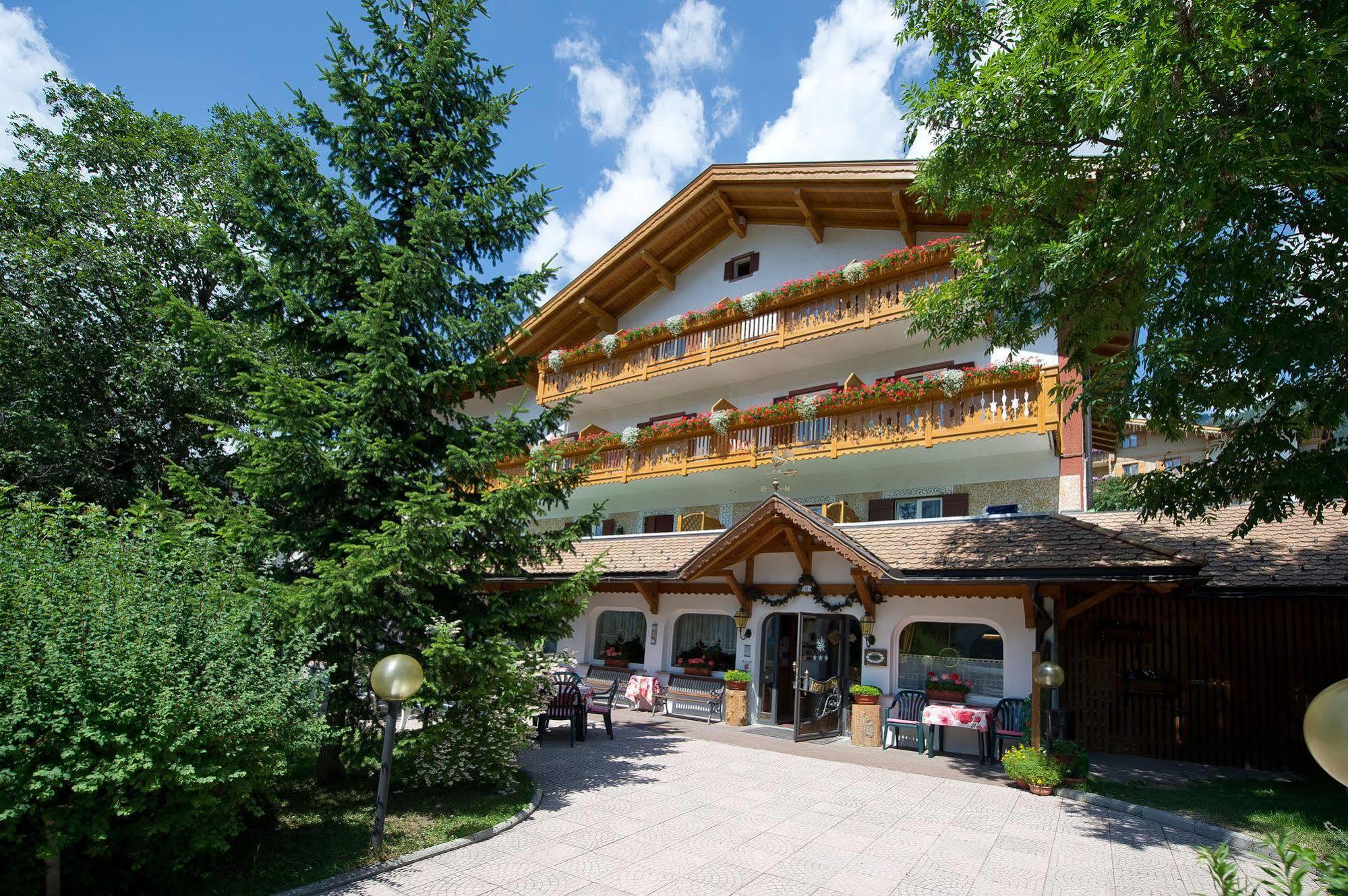 Hotel Cristallo Vigo di Fassa Esterno foto